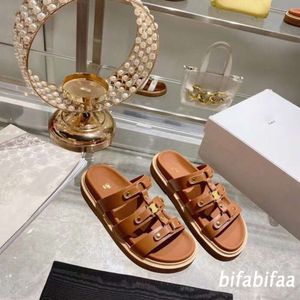 spegelkvalitet celiny triomphe tippi gladiator toffel sandaler brun mjuk läder designer glid kvinna flip flops sandale mules sommar strand platt klack reglage lady