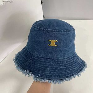 Designer di cappelli da donna con cappello da donna in denim con cappelli a bordo solido a costini.