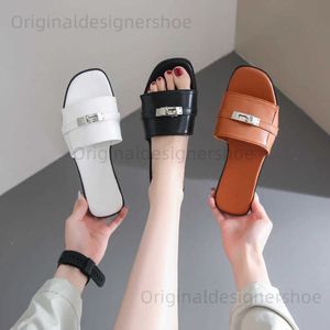 Slippers Metal Decorated Designer Slippers Women Women Summer Beach Slippers Flippers Slip em sapatos casuais Sapatos de marca para mulheres T240409