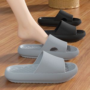 Eva Silent Slippers for Men Summer 2024 Novos modos e peles de casas encostas grossas pés pisando de chinelos frios no atacado para mulheres