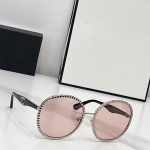 Kvinnlig designer Round Frame Solglasögon med metallram Fashionabla Diamond Inlay High End and Atmospheric C9552 Womens Luxury Solglasögon UV400