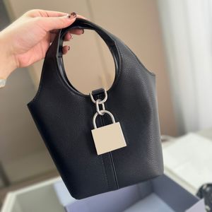 Lock Hasp Totes Women Designer Bucket Tote Bag Leather Lacker Handväskor Lyxiga Köpare Purses Designers Crossbody Beach Shoulder Bags Brand Plånböcker