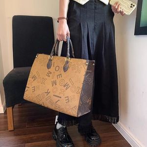 Kvinna 2023 gränsöverskridande ny modeatmosfär stor kapacitet gammal blommor på handväska pendlare kvinnors väska