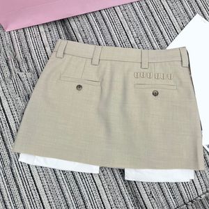 LETTERE DONNA GILLA DEGLI ASSEGGIO FINUCIO SCHITTO A TUOI PIETTO DESIGNER LUMICO SCHIRT SHEX SHORT CASSE CASADIO STREET STREET