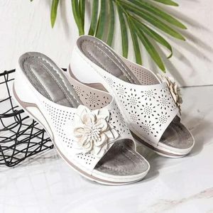 Dansskor 2024 Summer Gladiator Women Flat Sandals Open Toe Casual Beach Ladies Fashion Bohemian Flowers For