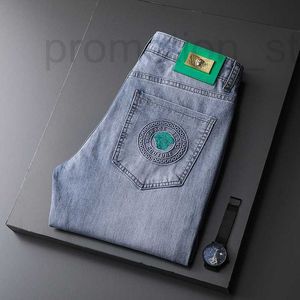 Herren Jeans Designer Medusa High End Frühling/Sommer Neue Lichtfarbe Emblem Wasser Ghost Grüne Elastizität Slim Fit Small Feet Hosen Trendy Marke BWX9