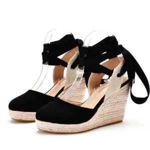 Klänningskor Crystal Queen Womens Summer High Heels Platform Wedge Sandals Ankle Buckle Strap Stängt tå gummi snörningspumpar H240409 KRGV