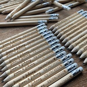 Partihandel 10 cm långa träpennor med radergummi, spara datum personifierade, graverade runda golfpennor, blyertspenna bröllop gynnar