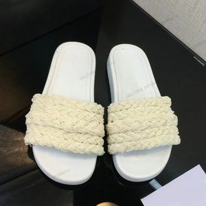 Paris mode lyxdesigner kvinnor tofflor pärla pärlor platt botten kvinnliga sandaler sommar 2024 klassiska märken glida strand utomhus damer plattform vävda skor