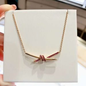 Versione alta V-Gold T-family Pink Diamond Twisted Necklace per Women's Gold Light Series Knot Cross Collarbone Chain Trend