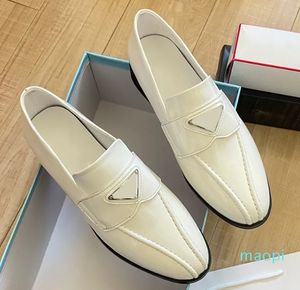 Nowe kobiety z płaskim dnem buty luksusowe designerskie klasyczne mokasyna do znaku trójkąta importowane patentowe skórzane guma duża podeszwa przeciw slajdy damskie buty cielęcy