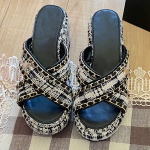 Sommer Neue Kreuzkette Dicke Bottom Pantoffeln berühmte Frauen Designer Luxus importiert gestickte Stoff gepolsterte Schaffell Leder Große Bottom Pantoffeln