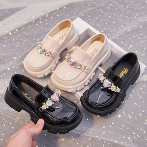 Весенняя осень детская кожаная обувь для женской свадебной туфли детская тенденция с водой элегантная обувь принцессы 240326