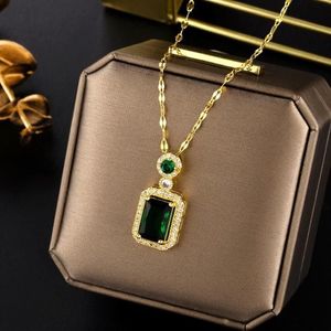 Klassiker Titaniumstahl Volldiamant Grüne Kristall Anhänger Halsketten 18k Gold plattiert Frauen Glück Halskette Designer Schmuck T245Z