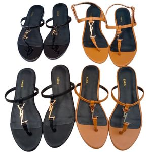 Slippers Patent Leather Designer Sapatos de metal letra sandálias de luxo Flip feminino Classic Summer Beach Beach Sapatos de sapatos externos não deslizam sandálias planas
