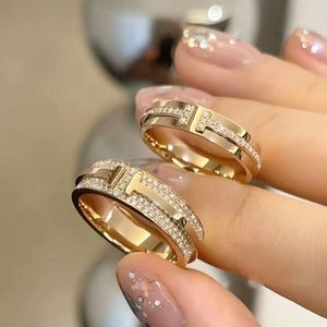 Wysoka wersja V-Gold Home Double t Pełna pół diamentu Rose Gold Light Luksusowy Pierście