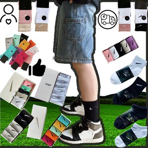 Socken Herren Sportsocken Ins Hot Style Pantoffeln Klassische Haken -Knöchel atmungsaktivem schwarzer weißer grauer Fußball -Basketball Sportstocking10 Farben 3 Längen Großhandelspreis