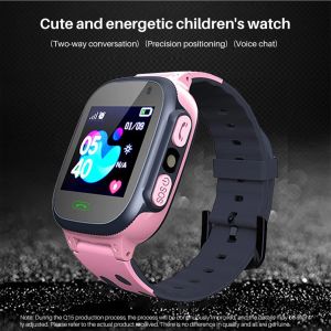 Guarda S1 2G Kids Smart Watch Game Phone Voice Chat SOS LBS Posizione Chat Voice Chiamata per bambini Smartwatch per Kids Clock