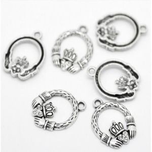 Hela 100 st antika silvertoner Rhinestone Claddagh Ring Charm Pendants 25x18mm smyckesfynd som gör DIY hela J0506342P