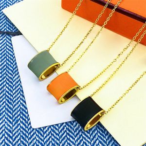 Halsbandsdesigner smycken silver guldkedja hänge halsband klassiska kvinnors initialer 18k guldpläterad rostfritt stål smycken älskare par guld halsband män