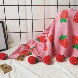 Coperte 100 150 cm Nordic Creative Strawberry/Cherry Jacquard Pattern Cotton Knitting Boperi Gappa con sfera di pelliccia decorativa