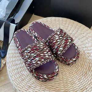 Designer -Slipper Frauen Luxus Sandalen gewebt Metallbrief Brand Strand Freizeit Outdoor Marke Classic Fashion Summer Slipper Flache Sandalen 01