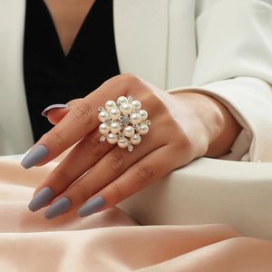 Rings de cluster elegante Flores de cristal de pérolas brancas Acessórios de jóias de jóias Luxo Big Big Korean Zircon noivado Party Gift
