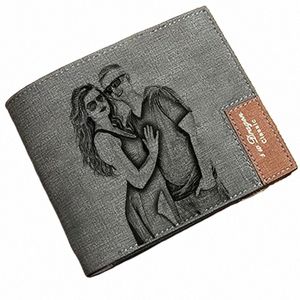 男性の刻まれた写真ウォレットPUレザーショートウォレットスリム財布男性のためのカスタムペルセイングギフト