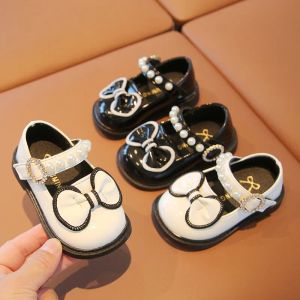 Tênis 2023 primavera verão sapatos de bebê preto branco doce e fofo criança shoes mary janes para criança bela sapatos de cristal garoto f11191