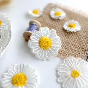 5pcs Flor White Daisy Patches para vestir bordados de duas camadas de camada Appliques Costura de costura