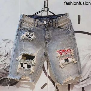 Summer Men Hole jeans calças curtas Moda mendiga raspada de jeans de cinco peças 240115