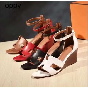 Nowy projektant Summer Hot Women Sandals Ladies High Heel Buty Buty Masowe Marka Casual RoundToe Buty Buty Women High Heels