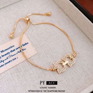 Verklig guldelektropläterad zirkonbokstav enkel populär på internet, fashionabla och trendiga armband, pendling, högklassig hantverk för kvinnor