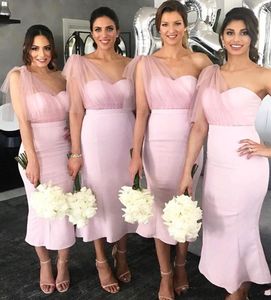2020 Düğünler İçin Yeni Vintage Seksi Pembe Kısa Nedime Elbiseleri Bir Omuz Denizkızı Çay Uzunluğu Saten Artı Boyut Boyut Ho5606815