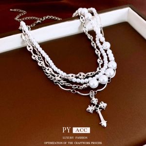 Collana multistrato a croce perle a perla con diamante con un senso di design di nicchia, tendenza della catena della clavicola personalizzata, temperamento alla moda e accessori