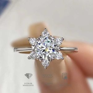 Band Rings DW Glamorous Luxury 1CT Moissanite Diamond Gemstone Snow Ring Female Gfit Real 925 Sterling Silver Engagement Wedding J240410