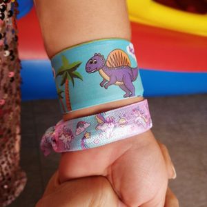 Forniture per feste di compleanno di Dinosaur favore per ragazzi per bambini Treat Treaties Braccialetti di adesivi per borse Braccialetti di portachiavi Tatuaggi temporanei