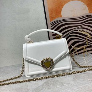 7a cadeia bolsa designer saco de ombro de ombro crossbody women mensageiro bolsas de mensageiro de qualidade alça de pele de bezerro coração banhado vintage brass metal lasca frontal saco