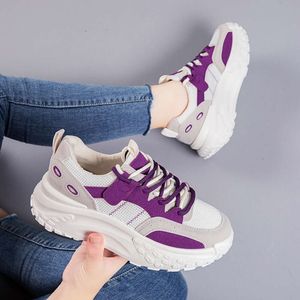 Per le scarpe hanno risolto il papà spesso femminile 2024 primavera e autunno stagione una nuova altezza versatile traspirante versatile crescente scarpe sportive per le donne, forrest gump scarpe