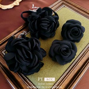 Sier Nadel Herbst/Winter Mode Blumenkette Armband Set Personalisierte kleine und High -End -Ohrringe neuer Schmuck für Frauen