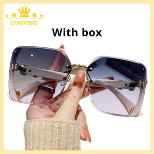 Nya toppdesigner solglasögon Ett par solglasögon designade specifikt för kvinnor är idealiska för vardagskläder på modevisningar och för resande strandfester