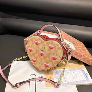 Cherry Print hjärtformad handväska Luxury Designer Bag handväska för kvinnor 2024 Fashion Purse Simple Multifunctional Ladies Small Slant Multi-färgalternativ