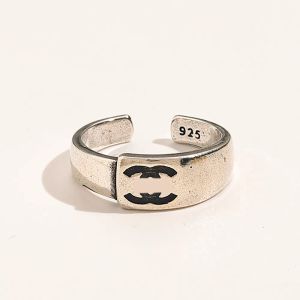 2024 Gold banhomado em ouro designer de anel de aço ajustável para mulheres letra simples estilo moda anéis