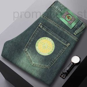 Mäns jeansdesigner 2024 Spring New Product med små fötter, smal passform, bomullsballong trendig varumärke, koreanska ungdomsbi Green CCU0