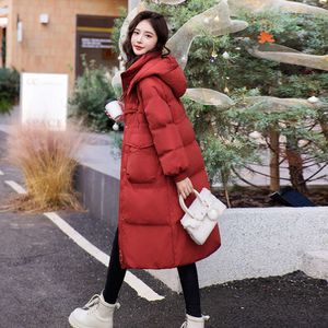 2023年の女性のための人気のあるレッドダウン、新しい冬のスリミング韓国スタイルの女性のゆるいミッドレングスボタン太いジャケット