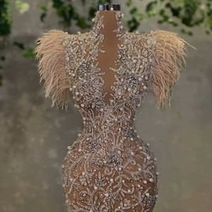 Urban Sexy Dresses Champagne Feathers Dubai Evening Dress Prom Party Gowns Deep V Neck Pärled sjöjungfru Slitform Formella evenemangsklänningar Vestido de Novia 24410