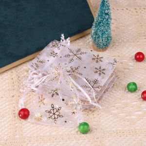 50pcs/Los Organza Geschenktüte Heiße Goldfarbe Druck Schneeflocken Kordelkordelbeutel für Hochzeits Weihnachtsfeier Candy Packing