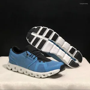 Scarpe da basket che eseguono sneaker piattalette di design da esterno nuvole che assorbono gli sport tutto nero grigio bianco per le donne treno da uomo