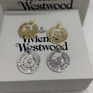 Designer Viviane Westwood Empress Dowager Saturns Hollowed Out Line Letter Plain Ring Earrings for Womens Light Luxury Niche Planet Earrings 2023 New Model