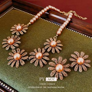 Colar de pérolas de flores incrustadas de diamante com cadeia de suéter de design exagerado francês, versátil outono e acessórios de ponta sofisticados de inverno